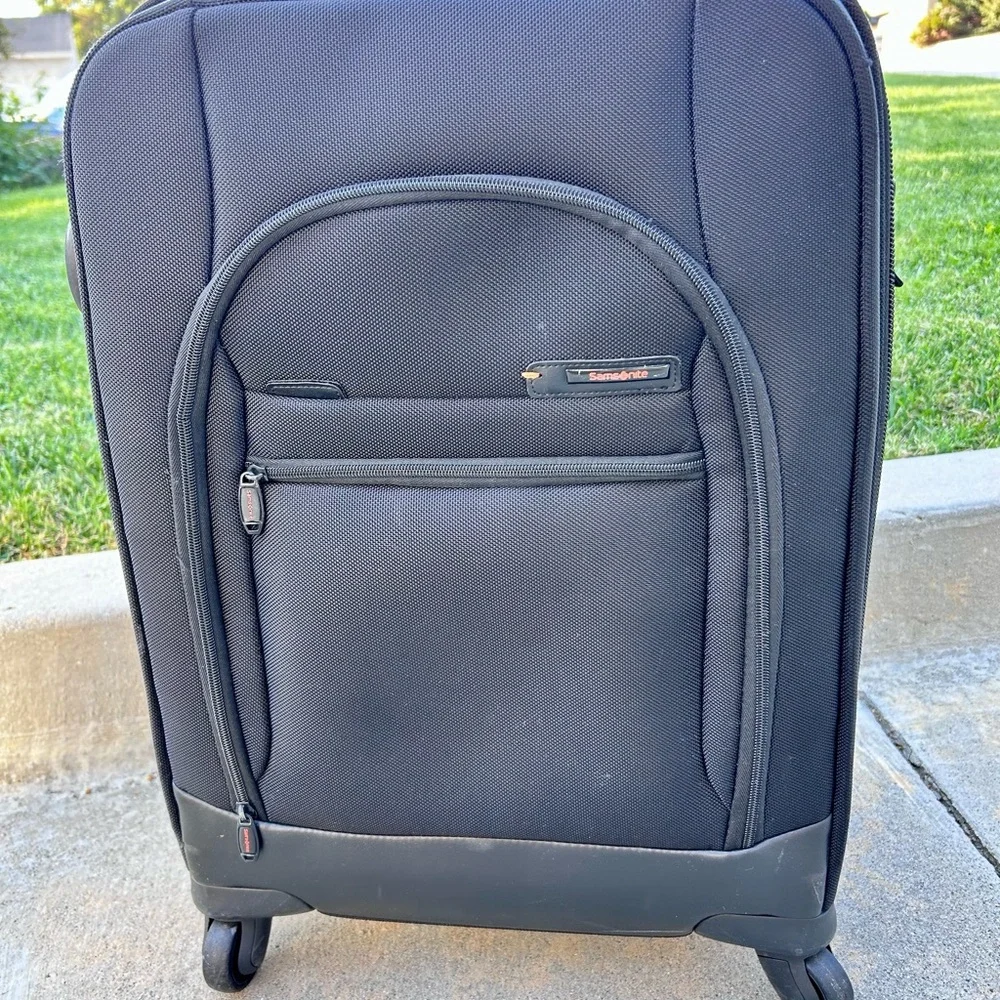 Samsonite - Black Spinner Carry-on